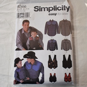 Op de afbeelding: Een Simplicity easy-to-sew patroon-envelop, nummer 5366, met illustraties van overhemden en vesten. De verpakking toont foto's van een kind en een volwassene die bijpassende geruite overhemden met blauwe schouderstukken en zwarte cowboyhoeden dragen.