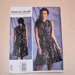 Puede incluir: Un patrón de costura de Rebecca Taylor, que presenta un vestido sin mangas con un diseño estampado. El patrón incluye una foto del vestido en una modelo. El número de patrón es V1394.