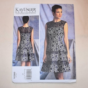 Puede incluir: Un patrón de costura para un vestido Kay Unger New York. El patrón presenta un vestido sin mangas con una superposición de encaje negro y una falda escalonada. Se muestran las vistas delantera y trasera del vestido.