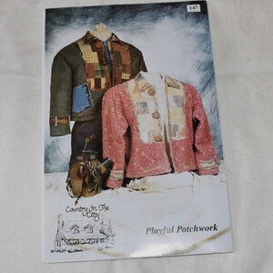 Op de afbeelding: Een naaipatroonboekje getiteld Country In The City Playful Patchwork met illustraties van een donkergroen jasje en een roze jasje met textuur, voorzien van patchworkpanelen, knopen en een kleine decoratieve theepot met een handvat.