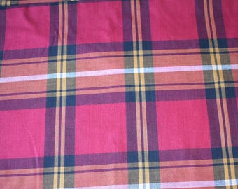Vintage Cranberry Red Karierter Stoff, Großkariert, Verkauft durch den halben Hof
