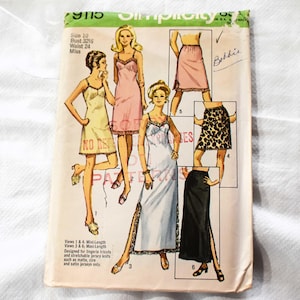 Puede incluir: Patrón de costura vintage Simplicity #9115 para un vestido de deslizamiento o una falda. El patrón incluye seis vistas: dos deslizamientos de longitud mínima, dos deslizamientos de longitud máxima y dos faldas. El patrón está diseñado para tricots de lencería y tejidos de punto de jersey elásticos, como jerseys mate, ciré y satinados únicamente. El patrón es para la talla 10, busto 82,5 cm y cintura 61 cm.