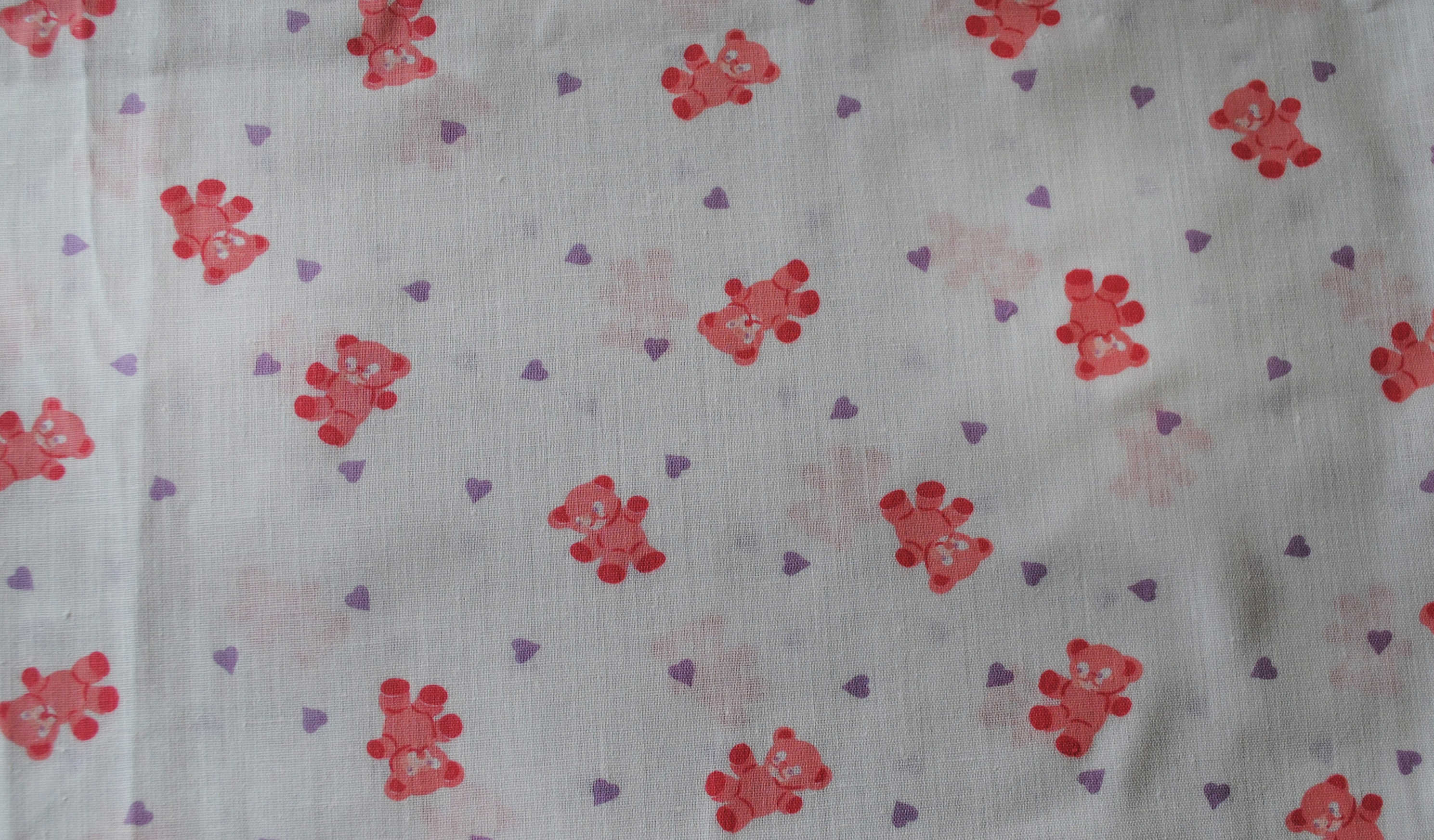 Vintage teddybeerstof: roze beren, paarse harten, katoenmix (halve meter)