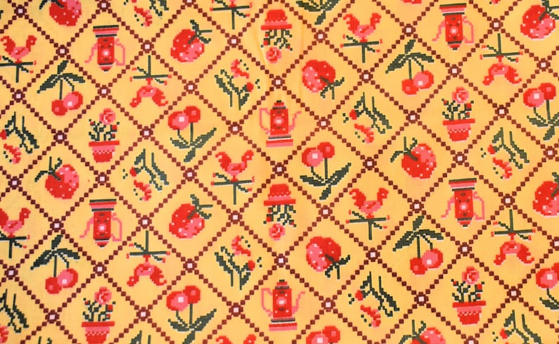 K&ouml;nnte beinhalten: Ein gelber Stoff mit einem sich wiederholenden Muster aus roten Kirschen, roten Blumen, roten Teekannen und roten H&auml;hnen. Das Muster ist auf einem gelben Hintergrund mit einem braunen Rautenmuster angeordnet.