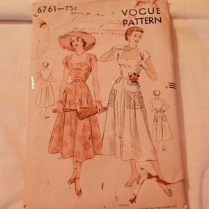 Größe 14 Vintage 1950er Jahre Vogue 6761 Schnittmuster Misses Kleid mit ausgestattetem Mieder Ausgestellter Rock Tiefer quadratischer Ausschnitt Büste 32 &quot;Cocktail Special