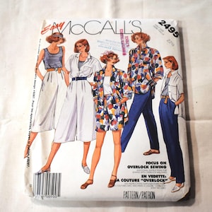 Puede incluir: Un sobre de patrón de costura McCall's vintage con ilustraciones de diseños de ropa de mujer. Los diseños incluyen un mono, un conjunto de pantalones cortos y una camisa abotonada. El sobre es blanco con texto e ilustraciones.