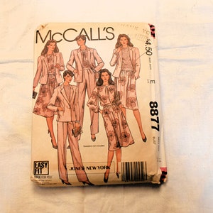 Pode incluir: Um padrão de costura vintage da McCall's para roupas femininas. O padrão é para um vestido e uma jaqueta. O número do padrão é 8877. O padrão é para os tamanhos 14 a 20. O padrão é da Jones New York.