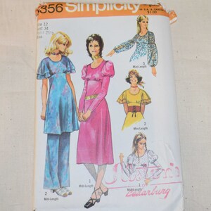 Op de afbeelding: Vintage Simplicity naaipatroon nummer 356 voor een jurk met twee verschillende lengtes, midi en mini. Het patroon bevat drie verschillende weergaven van de jurk, een met een bloemenprint, een met een effen roze kleur en een met een gele en witte stippenprint. Het patroon is voor de maten 12, 34 en 25 1/2.