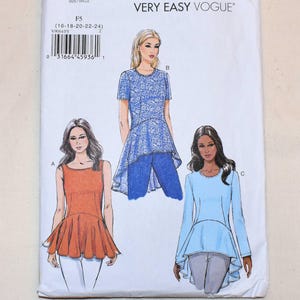 Puede incluir: Una taza de cerámica blanca con un asa negra y el texto "But First, Coffee" en un estilo manuscrito. La taza está sobre una superficie blanca. La taza mide 10 cm de alto.