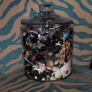 Vintage knopen 8 oz Veel willekeurige knopen Gemengde kleuren Kunststof Metaal Perfect voor ambachtelijk project