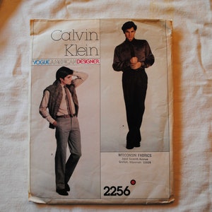 Może przedstawiać: Wzorzec szycia vintage na koszulę męską autorstwa Calvin Klein, Vogue American Designer. Wzorzec jest przeznaczony na koszulę z długim rękawem i kołnierzykiem zapinanym na guziki. Numer wzorca to 2256.