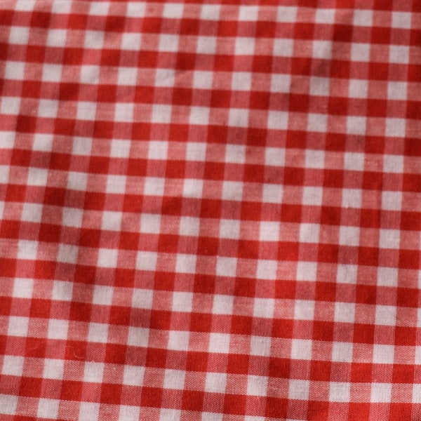 Tissu vintage inutilisé de taille moyenne Tissu à carreaux vichy rouge et blanc classique de taille moyenne vendu par demi-mètre et par gros quart