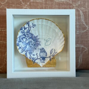 Monogrammig snäckkonst, inramad decoupage snäcka, personlig kustväggdekor, present till henne