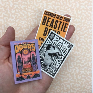 Conjunto de carteles de conciertos vintage en miniatura para casa de muñecas
