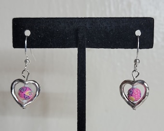 Boucles d'oreilles pendantes coeur rose et argent faites main.