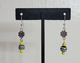 Boucles d’oreilles rayées jaunes noires et blanches faites à la main
