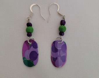 Boucles d'oreilles recyclées en aluminium raisin violet.