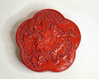 Boîte cinabre florale sculptée en laque rouge vintage