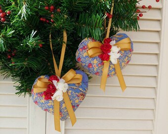 Lot de deux décorations coeur en tissu bleu avec fleurs