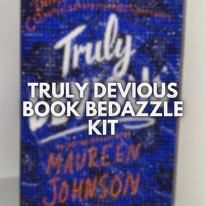 Puede incluir: Una portada de libro rectangular con un fondo azul oscuro y un patrón de puntos texturizado. El título Truly Devious está escrito en letra blanca grande, y el nombre de la autora Maureen Johnson aparece en texto naranja abajo.
