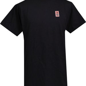 Peut inclure: T-shirt &agrave; manches courtes noire avec un petit logo carr&eacute; rouge comportant des caract&egrave;res japonais.