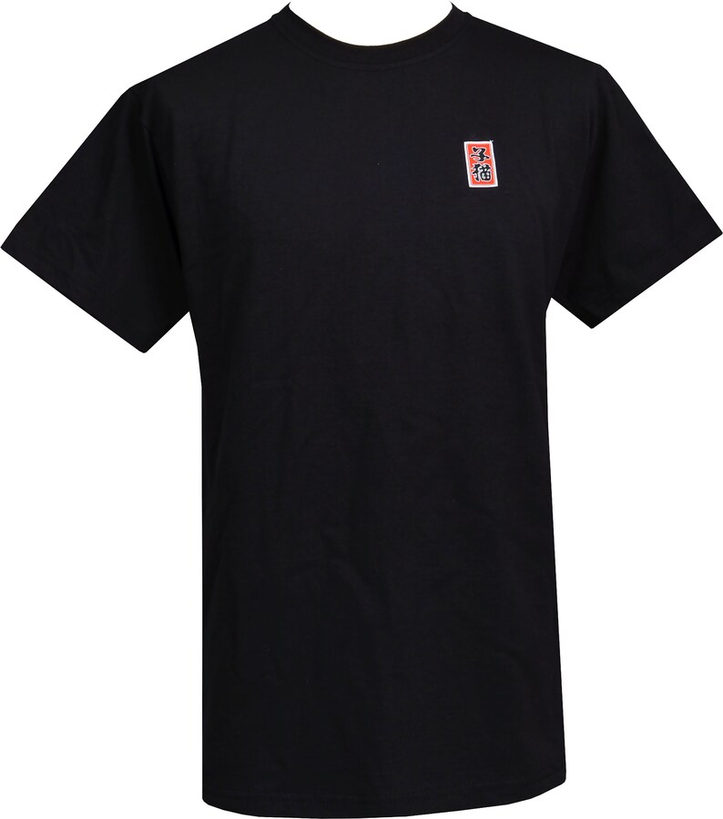 Peut inclure: T-shirt &agrave; manches courtes noire avec un petit logo carr&eacute; rouge comportant des caract&egrave;res japonais.