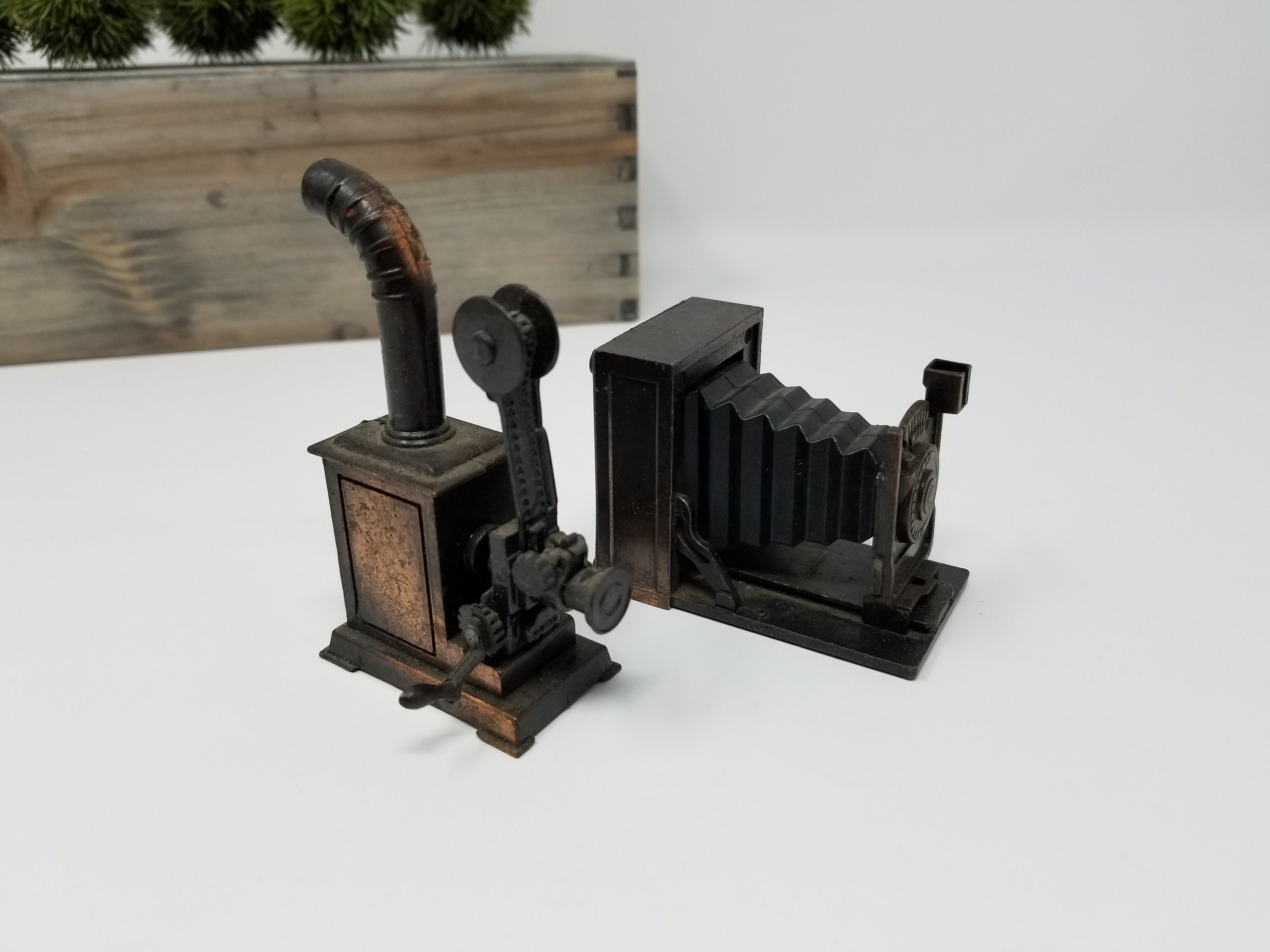 1:16 3/4 Scale Miniature Bellows Box Camera Dollhouse Accessory Pencil Sharpener 