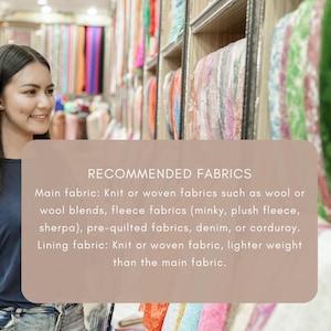 Puede incluir: Una mujer sonr&iacute;e en una tienda de telas, con estantes de textiles coloridos al fondo. La imagen incluye texto que recomienda tejidos de punto o tejidos, forro polar, mezclilla y pana para la tela principal, y tejidos de punto o tejidos m&aacute;s ligeros para el forro.