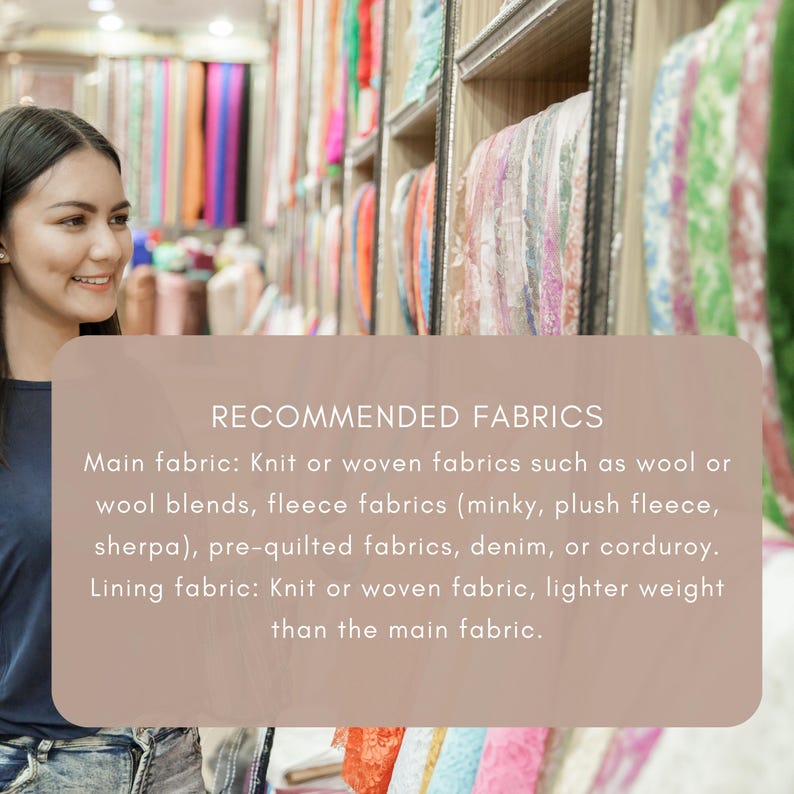Puede incluir: Una mujer sonr&iacute;e en una tienda de telas, con estantes de textiles coloridos al fondo. La imagen incluye texto que recomienda tejidos de punto o tejidos, forro polar, mezclilla y pana para la tela principal, y tejidos de punto o tejidos m&aacute;s ligeros para el forro.