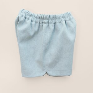 Puede incluir: Pantalones cortos de color azul claro con cintura el&aacute;stica. Los pantalones cortos est&aacute;n hechos de una tela suave y texturizada. El dobladillo tiene un dise&ntilde;o curvo y festoneado. Los pantalones cortos son de color s&oacute;lido y parecen nuevos.