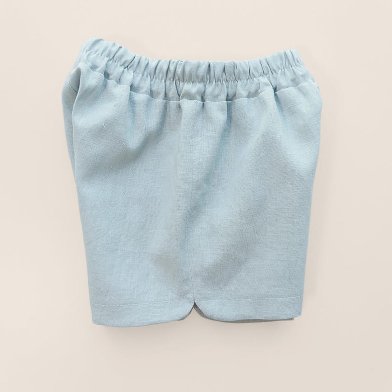 Puede incluir: Pantalones cortos de color azul claro con cintura el&aacute;stica. Los pantalones cortos est&aacute;n hechos de una tela suave y texturizada. El dobladillo tiene un dise&ntilde;o curvo y festoneado. Los pantalones cortos son de color s&oacute;lido y parecen nuevos.