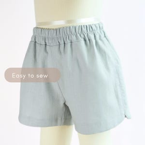 Puede incluir: Pantalones cortos de color azul claro con cintura el&aacute;stica. Los pantalones cortos est&aacute;n hechos de una tela suave y tienen una abertura lateral. El texto "Easy to sew" se muestra en el lado izquierdo de los pantalones cortos.