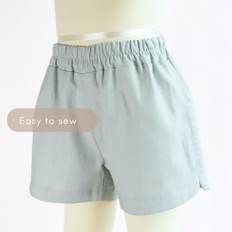 Puede incluir: Pantalones cortos de color azul claro con cintura el&aacute;stica. Los pantalones cortos est&aacute;n hechos de una tela suave y tienen una abertura lateral. El texto "Easy to sew" se muestra en el lado izquierdo de los pantalones cortos.