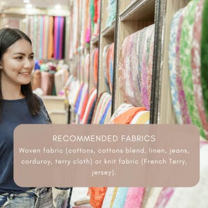 Puede incluir: Una mujer sonr&iacute;e en una tienda de telas, con estantes de coloridos rollos de tela en el fondo. Se muestra el texto "RECOMMENDED FABRICS", que enumera tipos de telas tejidas y de punto como algod&oacute;n, lino y punto de jersey.