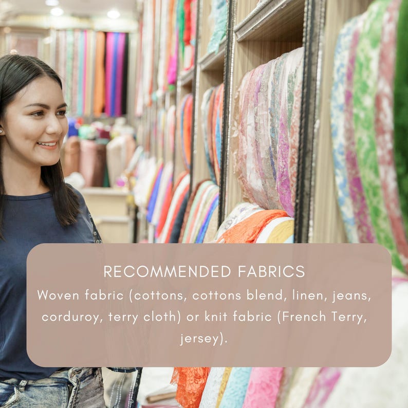 Puede incluir: Una mujer sonr&iacute;e en una tienda de telas, con estantes de coloridos rollos de tela en el fondo. Se muestra el texto "RECOMMENDED FABRICS", que enumera tipos de telas tejidas y de punto como algod&oacute;n, lino y punto de jersey.