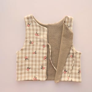 Reversible women’s vest PDF sewing pattern for beginners. Made with cozy sherpa fabric and muslin.
