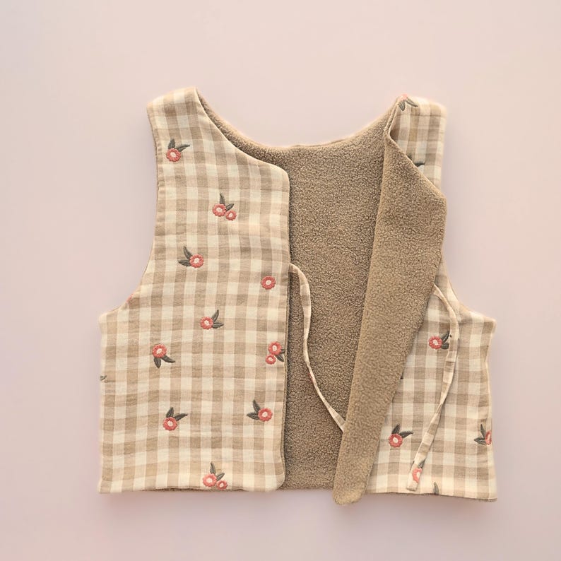 Reversible women’s vest PDF sewing pattern for beginners. Made with cozy sherpa fabric and muslin.