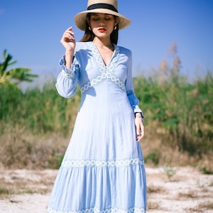 1970er Vintage Hellblaues Maxi Kleid, Tony Todd Kleid, GlöckchenÄrmel Kleid mit Blumen bestickt