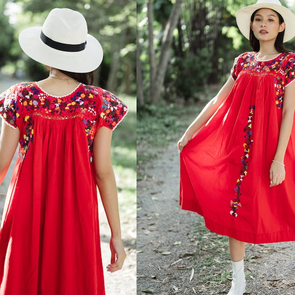 Robe brodée à la main florale Oaxacan vintage des années 70 / Robe à manches courtes brodée mexicaine ROUGE