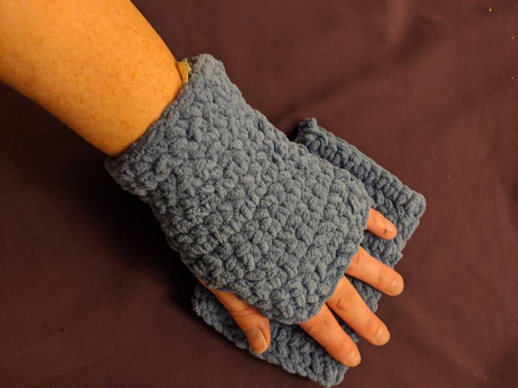 hand/wrist warmers ladies chunky crocheted blue