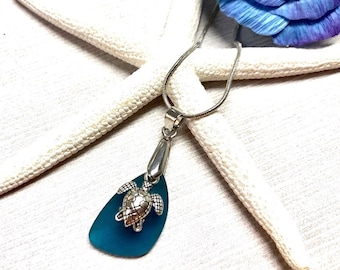 Blaue Meerglas Schildkröte Halskette, Meeresschildkröte Halskette, Meerglas Anhänger Halskette, Teal Blue Sea Glass. Traumhafte Schmuck. Seeglas Schmuck.