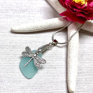 Sea Glass Libellen Halskette, Libellen Anhänger Halskette, Aqua Blau Seeglas, Sea Glass Schmuck, Sommer Schmuck, Libellen Schmuck Bild 1