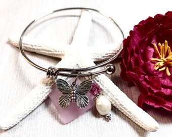 Bracelet papillon en verre de mer, Bracelet jonc en verre de mer, Verre de mer rose, Bijoux en verre de mer, Bijoux d'été, Bijoux papillon, Cadeau de demoiselle d'honneur