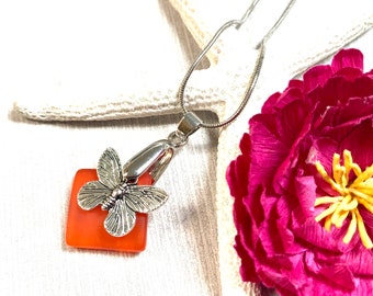 Collier papillon en verre de mer, collier de papillon, verre de mer orange, bijoux en verre de mer, bijoux d’été, bijoux papillon, cadeau de demoiselle d’honneur