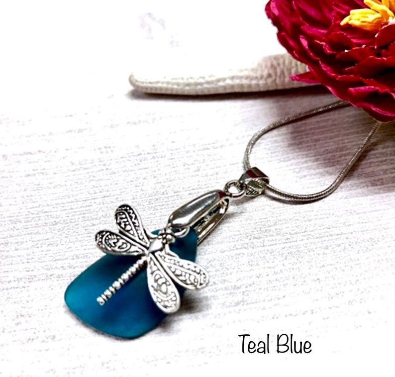 Sea Glass Libellen Halskette, Libellen Anhänger Halskette, Aqua Blau Seeglas, Sea Glass Schmuck, Sommer Schmuck, Libellen Schmuck Teal Blue