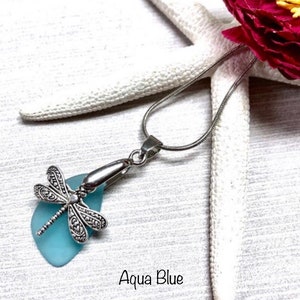Sea Glass Libellen Halskette, Libellen Anhänger Halskette, Aqua Blau Seeglas, Sea Glass Schmuck, Sommer Schmuck, Libellen Schmuck Aqua Blue