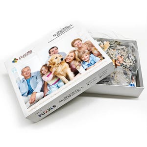 Puede incluir: Una caja de rompecabezas con una foto familiar en la parte delantera. La caja est&aacute; abierta, revelando las piezas del rompecabezas. La caja tiene el texto "The World's Most Beautiful Jigsaw Puzzles" y "Puzzle". El rompecabezas mide 52 x 38 cm.