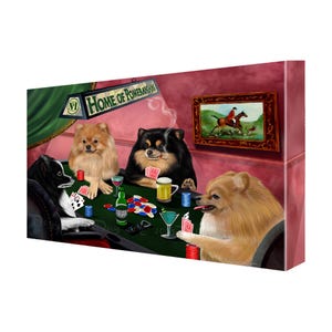 Puede incluir: Impresión en lienzo que representa perros pomerania jugando al póquer alrededor de una mesa verde. La escena incluye fichas de póquer, bebidas y un letrero que dice "Home of Pomeranians". Una pintura de una carrera de caballos cuelga de la pared roja.