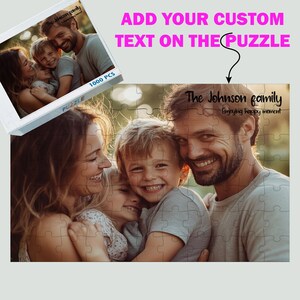 Puede incluir: Un rompecabezas fotogr&aacute;fico personalizado con un retrato familiar. El rompecabezas muestra a una familia de cuatro sonriendo, con el texto "The Johnson family" y "Enjoying happy moment". La caja del rompecabezas tambi&eacute;n es visible, etiquetada como "1000 PCS".