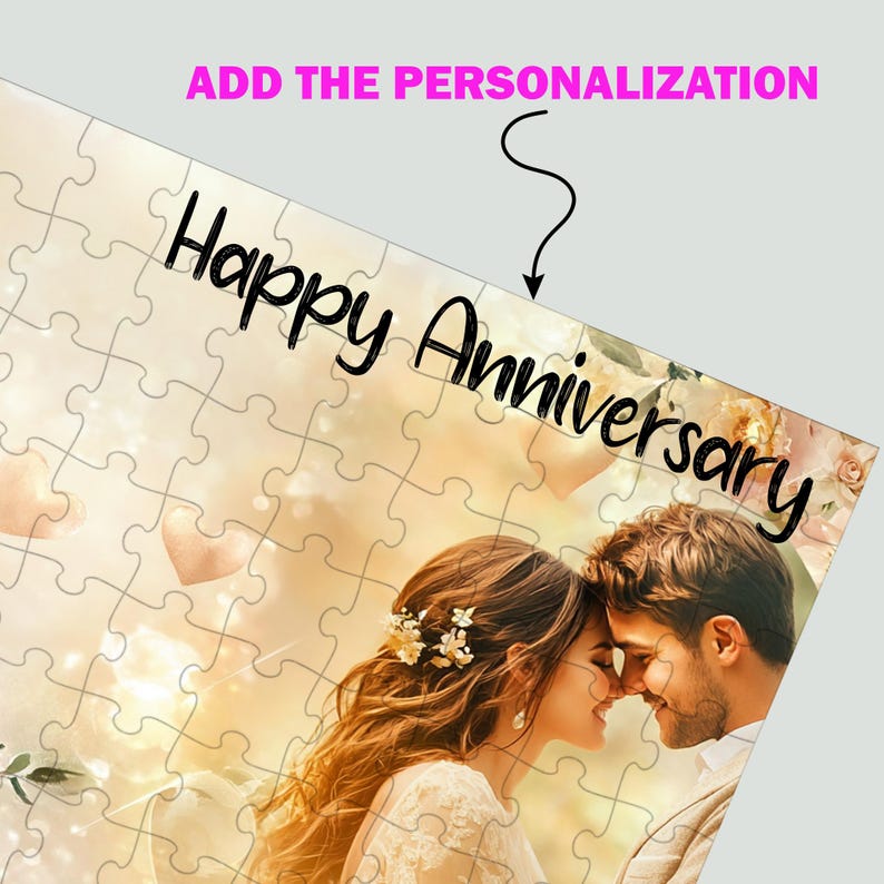 Puede incluir: Un rompecabezas personalizado con una imagen rom&aacute;ntica de una pareja, con las palabras "Happy Anniversary" en escritura negra. Las piezas del rompecabezas son beige y el fondo es de un color suave y c&aacute;lido.